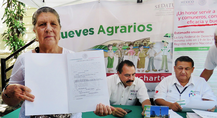 9 Entrega de documento agrario a ejidataria en #JuevesAgrario en el estado de Guerrero.