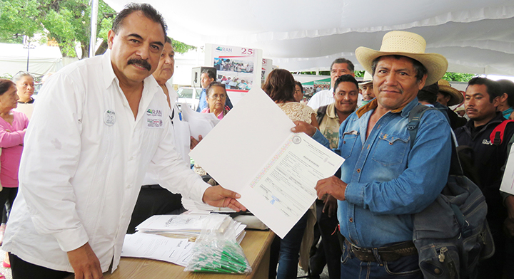 11 Entrega de documento agrario a ejidatario en #JornadasItinerantes en el estado de Guerrero por parte del Delegado del RAN.