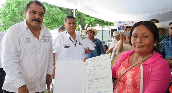 12 Ejidataria sonriente con documento agrario en mano en #JornadasItinerantes.