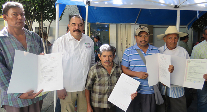 13 Ejidatarios con documento agrario en mano en #JuevesAgrario.