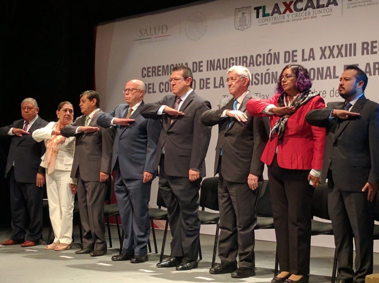 Personas en la ceremonia de inauguración de la treinta y tres Sesión Ordinaria del Consejo Mexicano de Arbitraje Médico