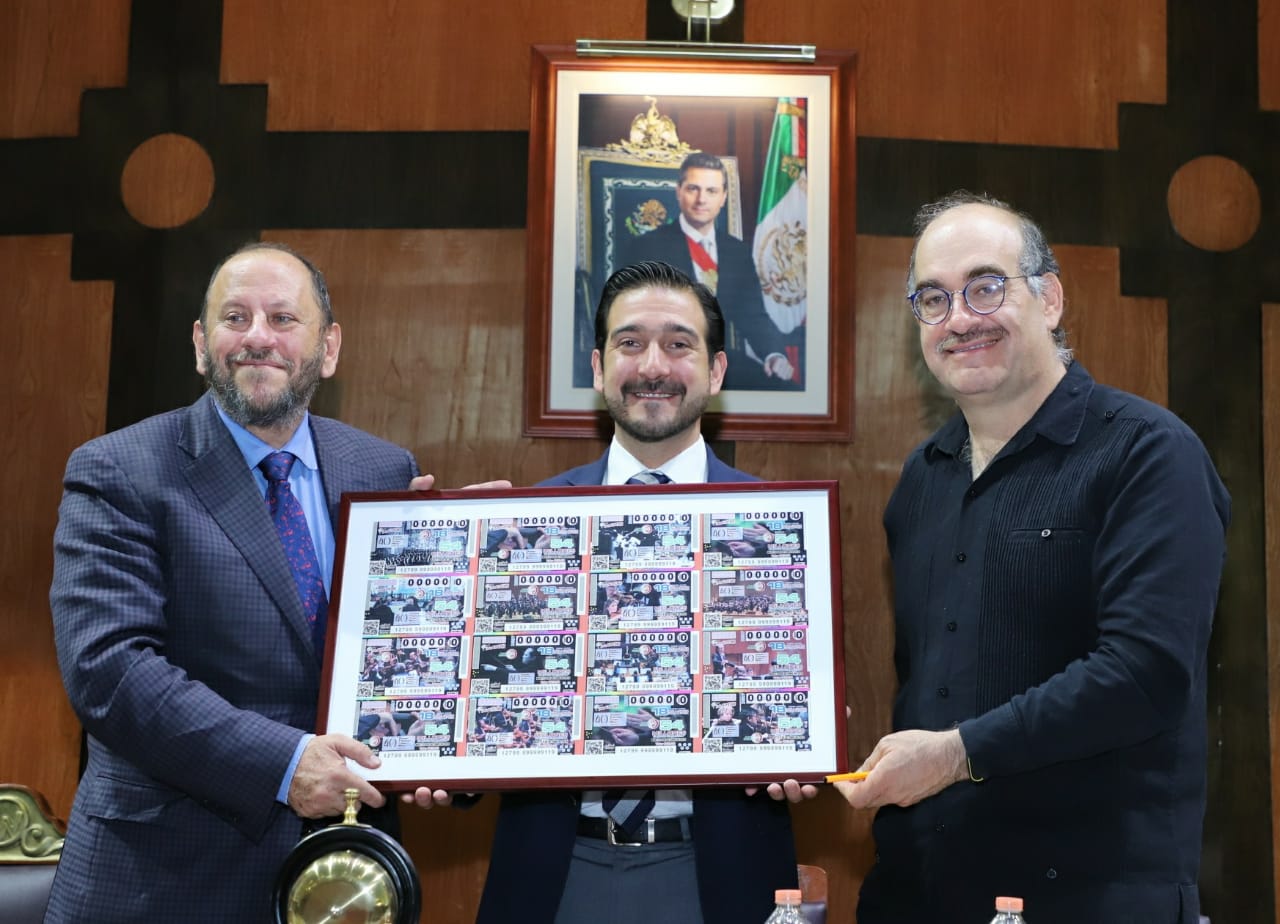 Fotografía donde posan con el billete del Sorteo Mayor, de izquierda a derecha: Eduardo Vázquez Martín, Moisés Velasco Navarro y David Espinoza