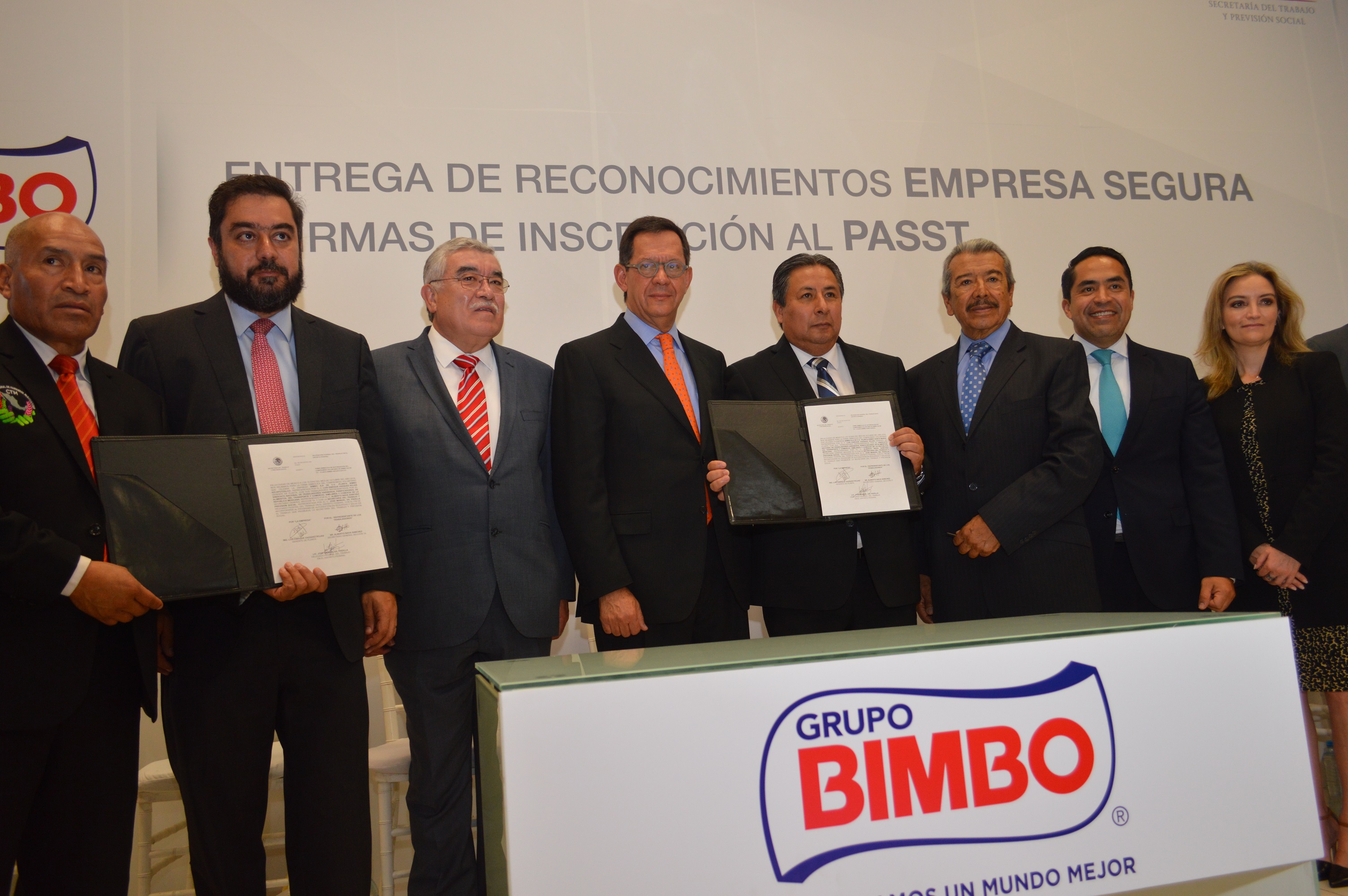 Directivos de Grupo Bimbo sosteniendo el reconocimiento "Empresa Segura"