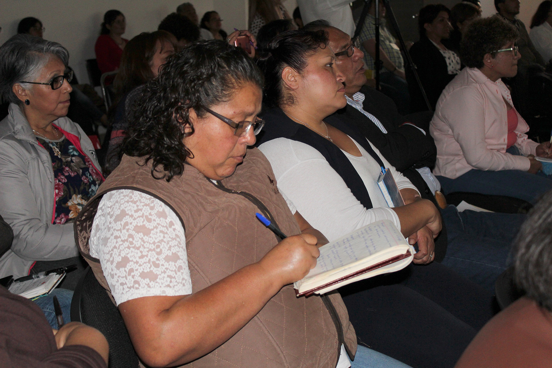 Mujeres escribiendo en el curso sobre Derechos Humanos impartido en el INAPAM. 