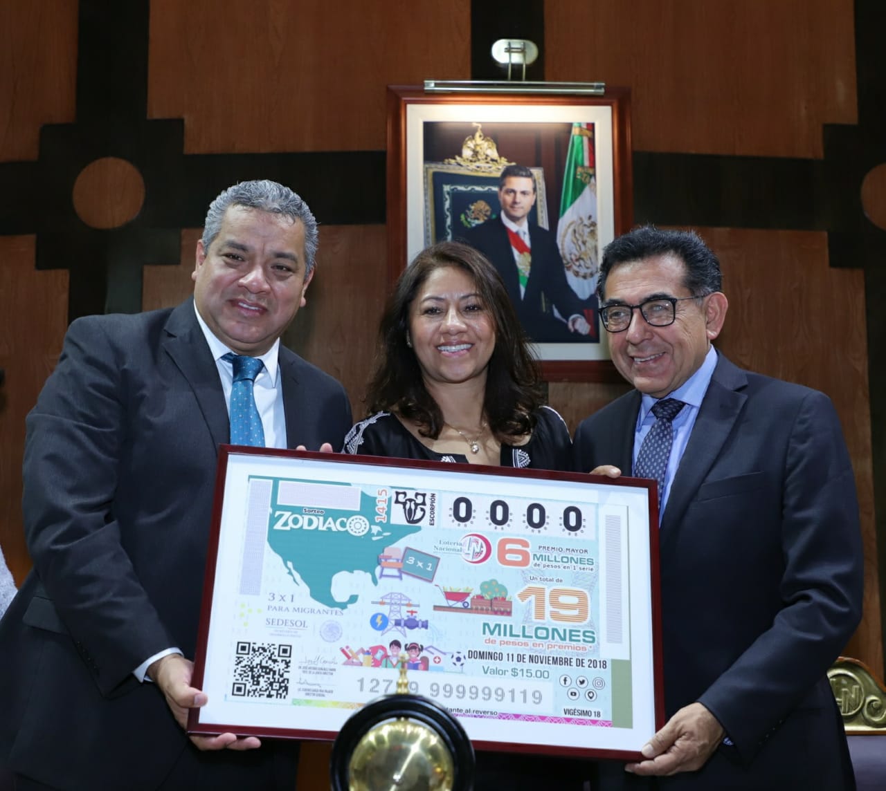 Fotografía donde posan con el billete del Sorteo Zodiaco, de izquierda a derecha: Juan Carlos Morales León, María de Lourdes Omaña Mendoza y Jaime Aranda Castillo.