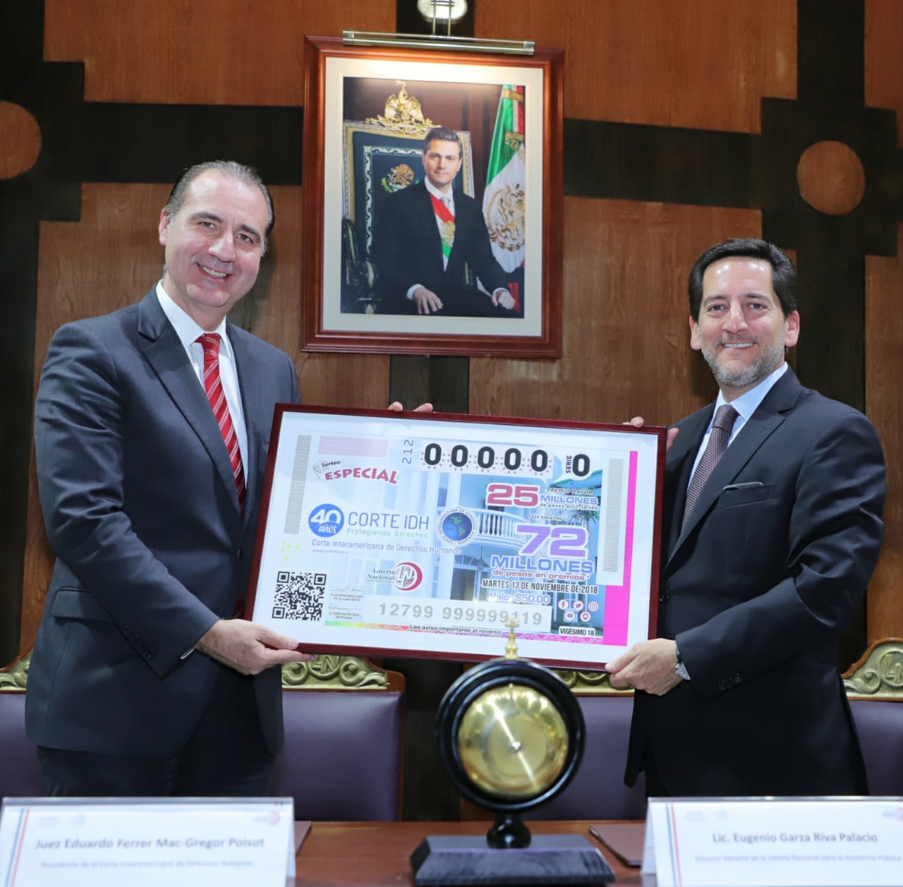  Fotografía donde posan con el billete del Sorteo Especial, de izquierda a derecha: Eduardo Ferrer Mac-Gregor Poisot y Eugenio Garza Riva Palacio.