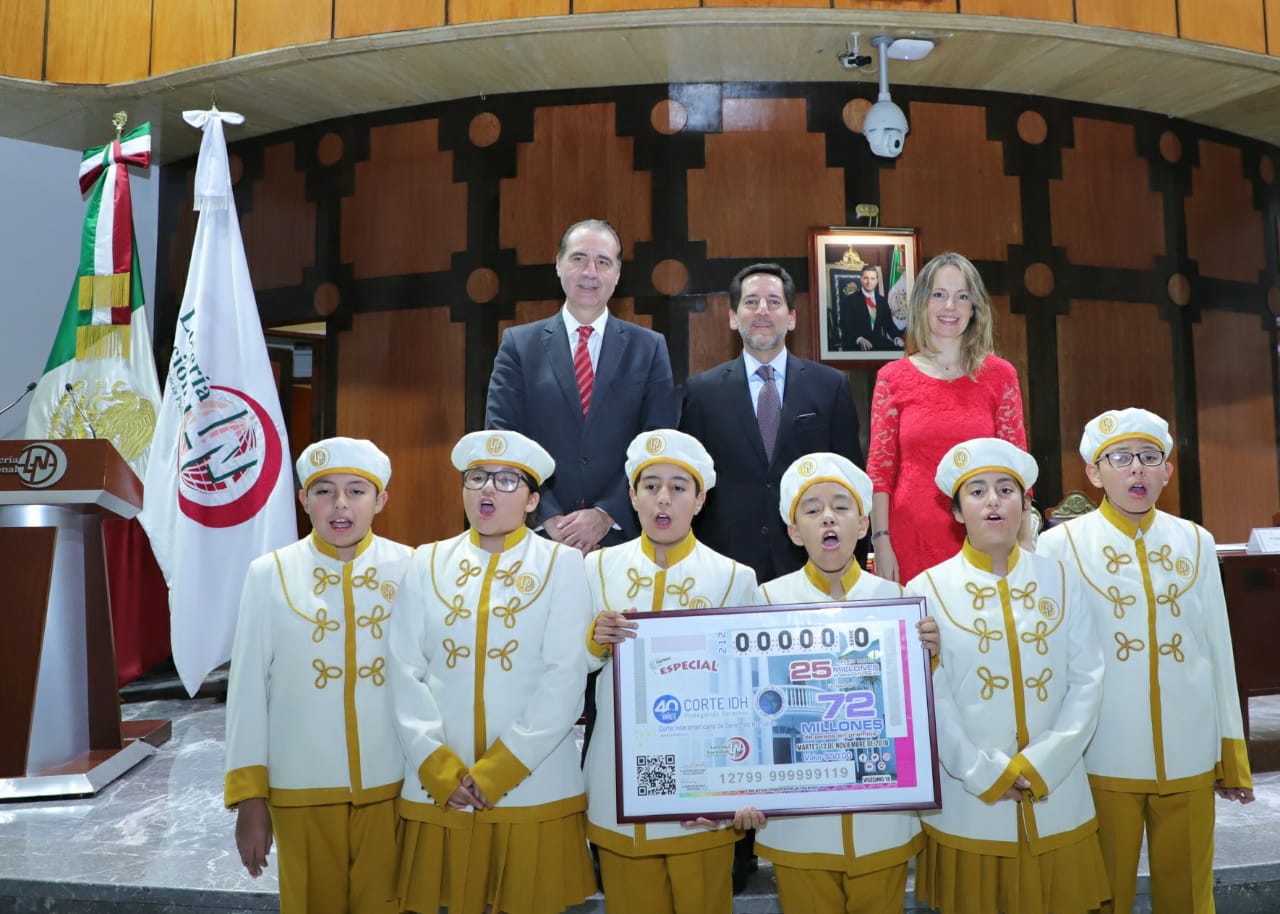 Fotografia grupal con ls autoridades que encabezaron el sorteo Lic. Eugenio Garza Riva Palacio y las y los niños gritones