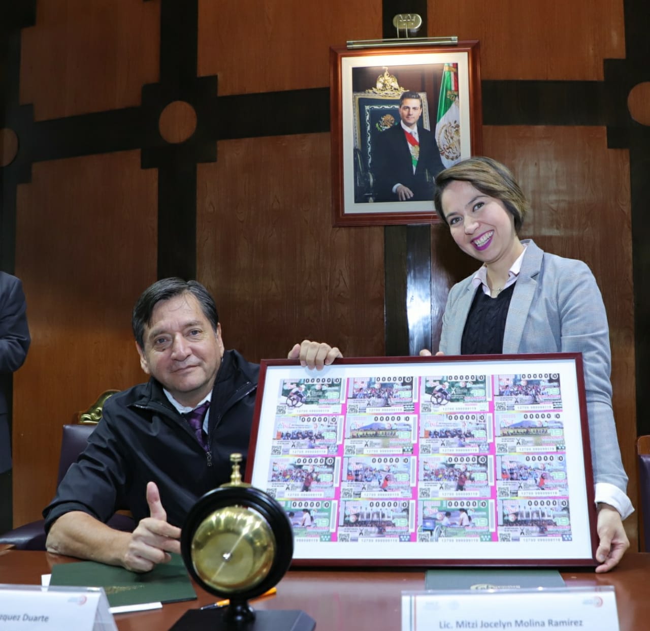 Fotografía donde posan con el billete del Sorteo de Diez, de izquierda a derecha: Santiago Velázquez Duarte y Mitzi Jocelyn Molina Ramírez.