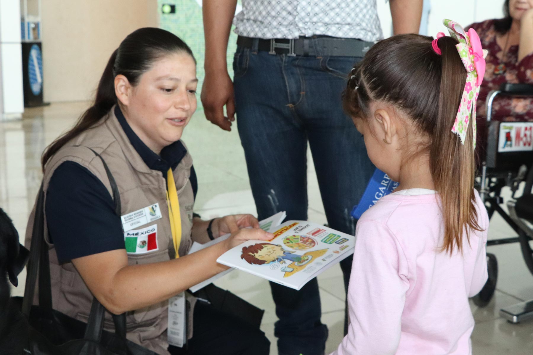 Personal de SENASICA distribuye entre los niños libros didácticos