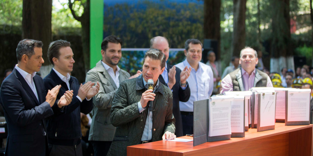 Presidente de los Estados Unidos Mexicanos, Enrique Peña Nieto y titular de la Semarnat durante la presentación de la la Ley General de Desarrollo Forestal Sustentable