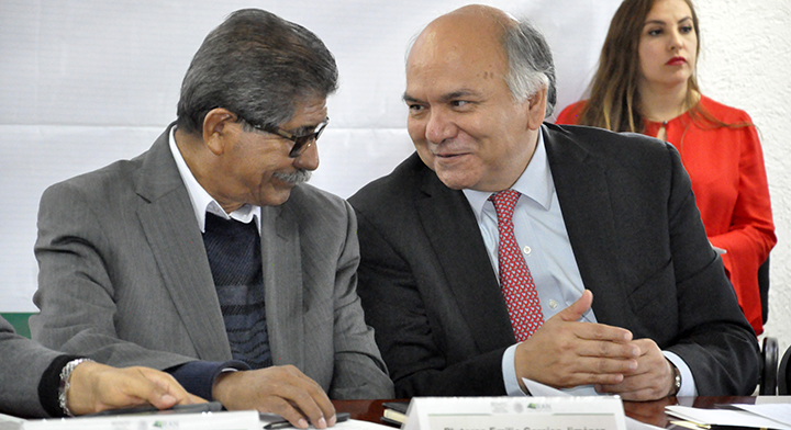 7 Director en Jefe del RAN, Froylán Hernández Lara y el Lic. Plutarco Emilio García Jiménez, en conversación durante la Reunión Nacional de Delegados.
 

