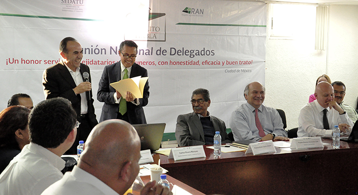 13 Director General de Catastro y Asistencia Técnica, Carlos Rivera Marquez, durante su ponencia en la Reunión Nacional de Delegados.
 
