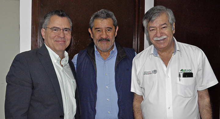 46 Delegados de Morelos, Veracruz con ellos el Director del Archivo General Agrario.