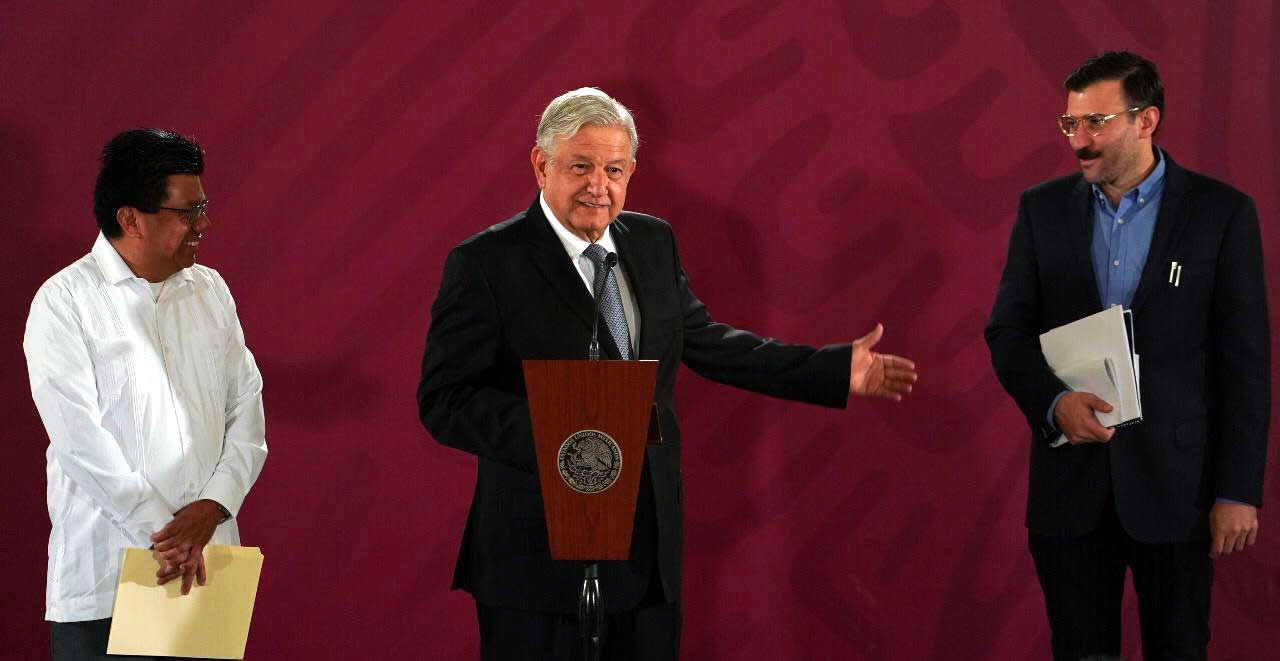 El presidente Andrés Manuel López Obrador con Adelfo Regino, director general del Instituto Nacional de los Pueblos Indígenas.