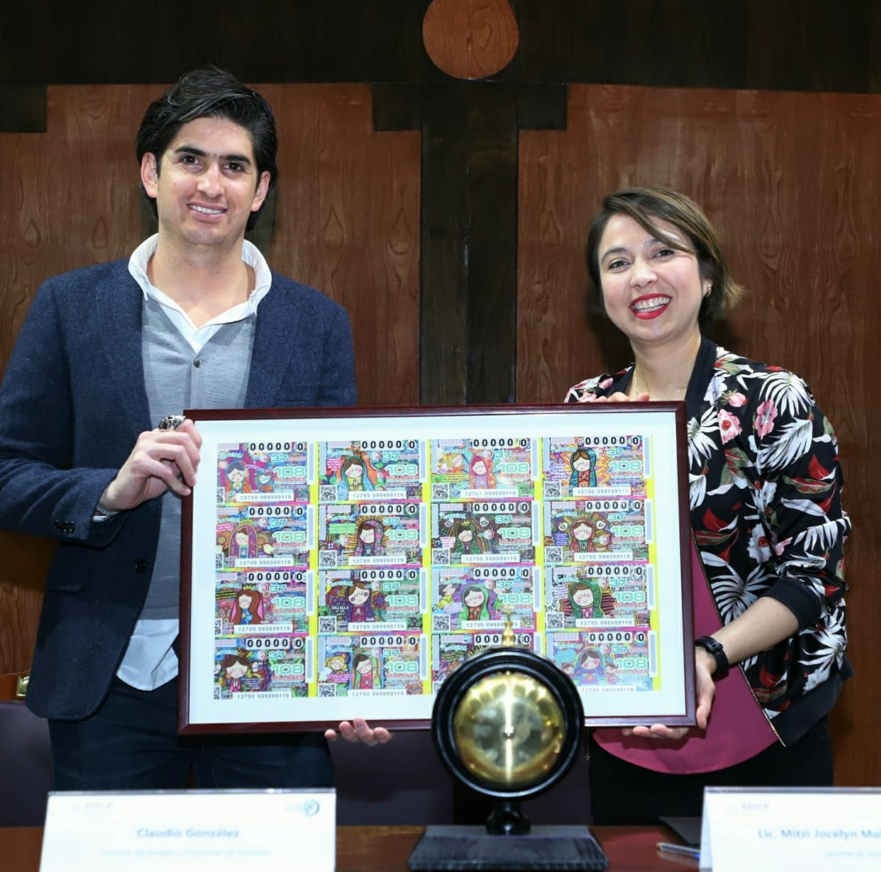  Fotografía donde posan con el billete del Sorteo Especial, de izquierda a derecha: Claudio Gonzalez  y Mitzi Jocelyn Molina Ramírez