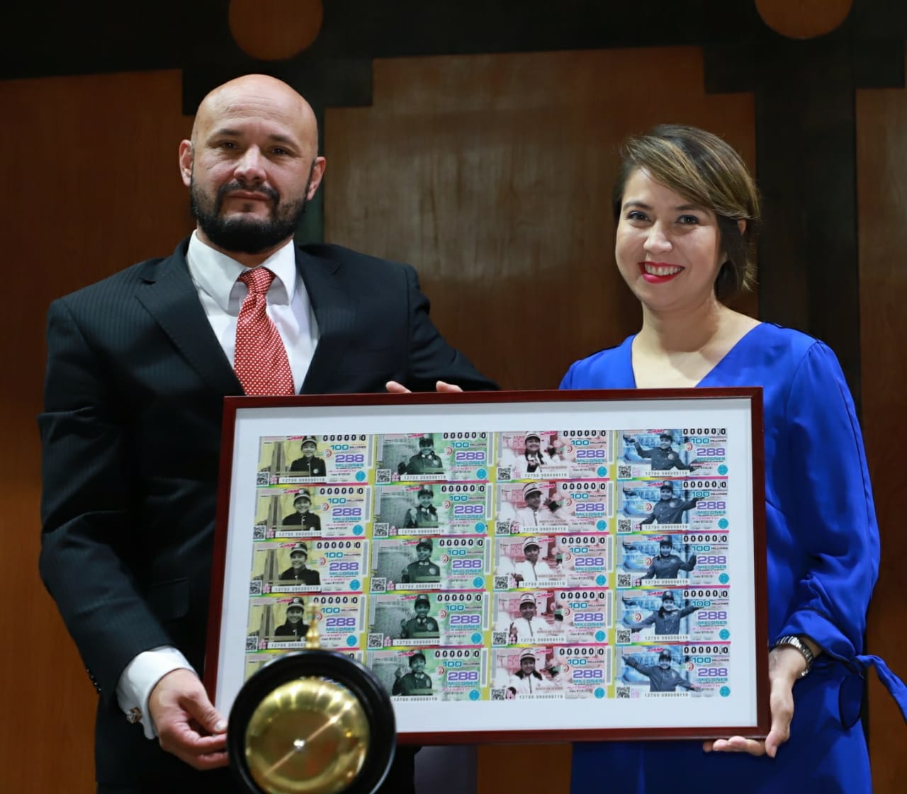 Fotografía donde posan con el billete del Sorteo Magno, de izquierda a derecha: Iván Hernández García y Mitzi Jocelyn Molina Ramírez