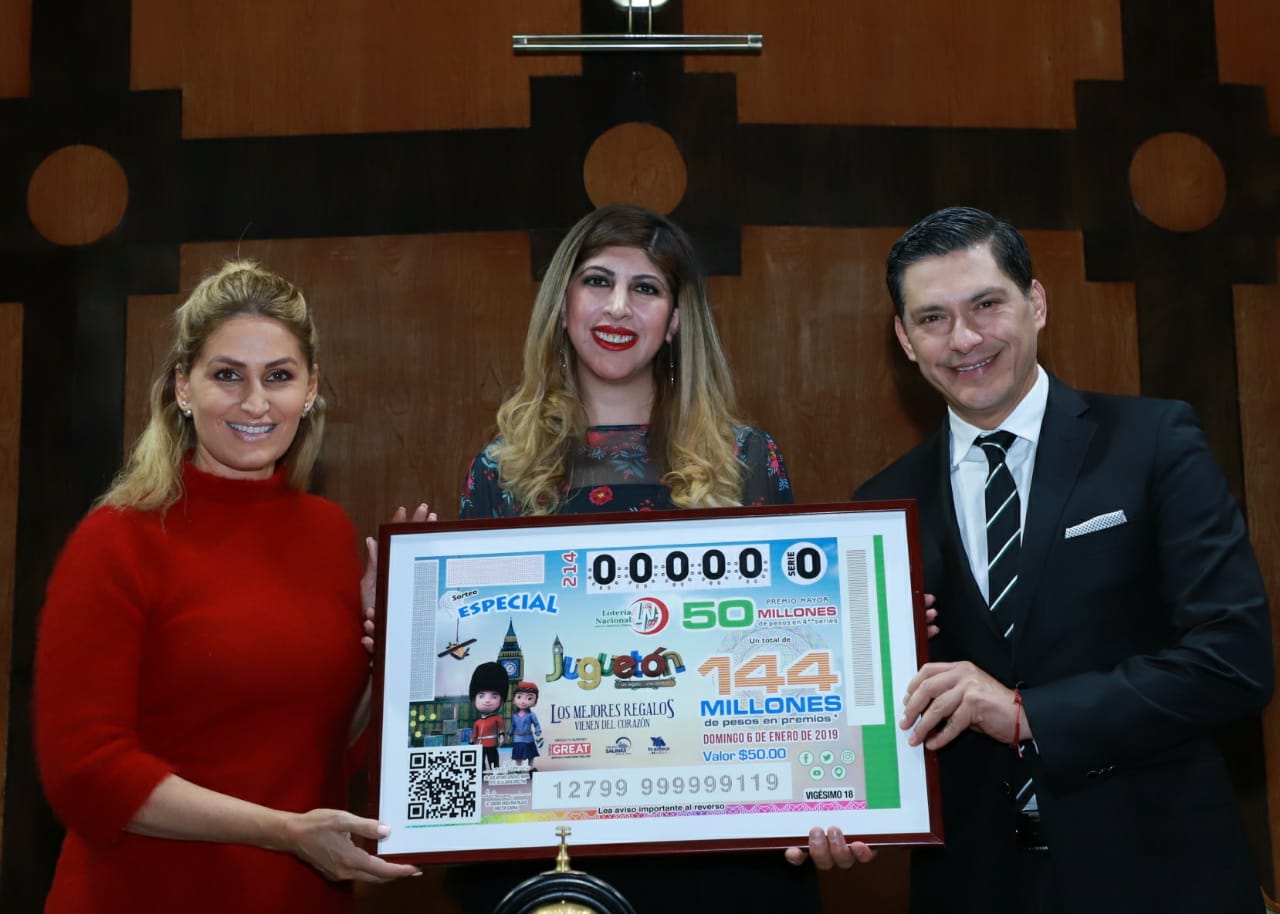 Fotografía donde posan con el billete del Sorteo Especial, de izquierda a derecha: Anette Cuburu, Ileana Jimenez Naranjo y Juan Barragán.