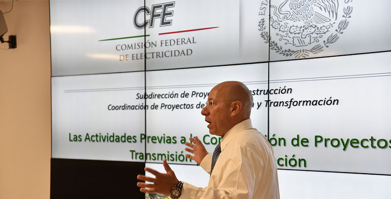 El Ing. Ramírez impartiendo platica previa a la construcción de proyectos de transmisión y transformación 