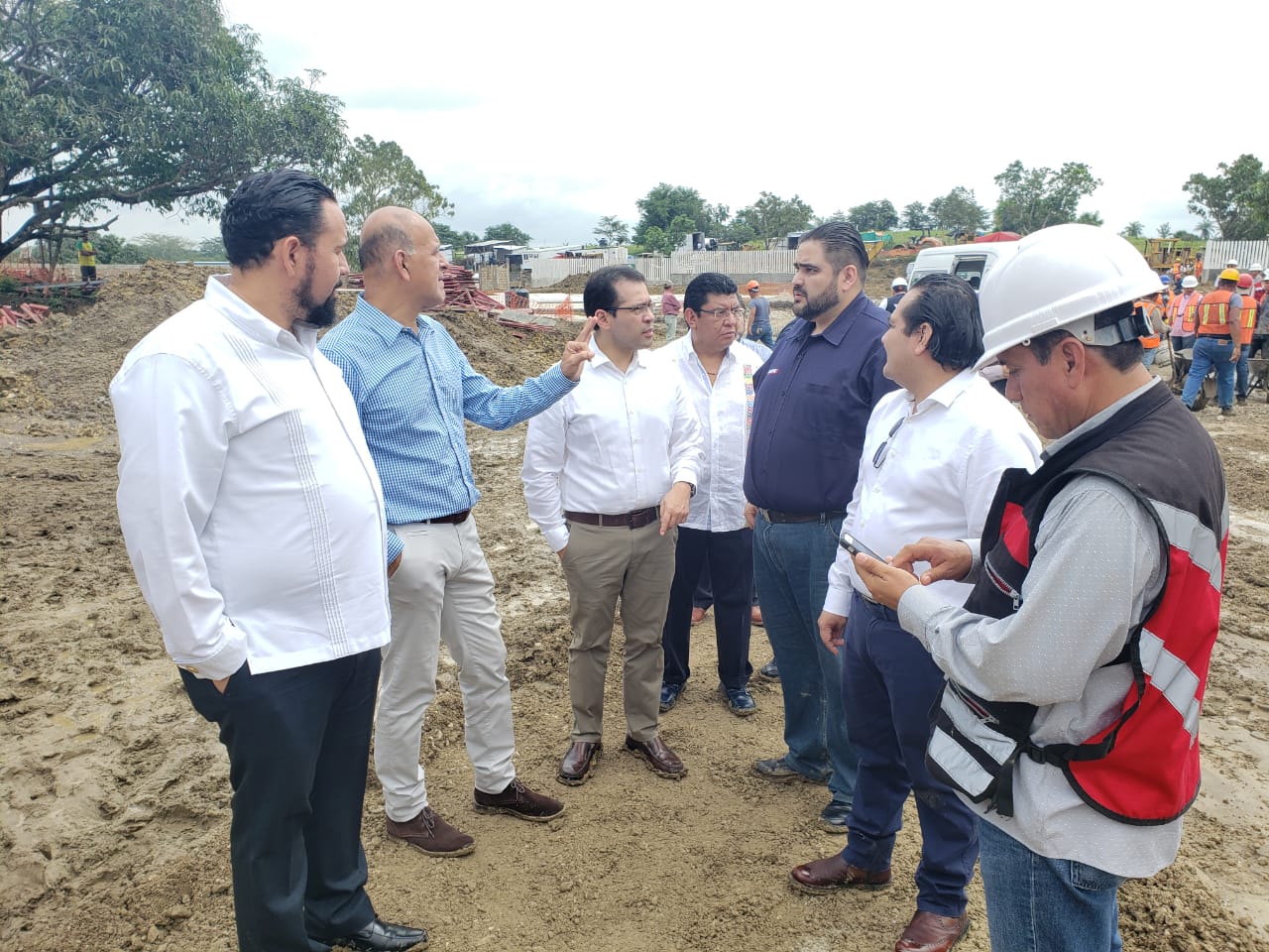 Frente a lo que será el nuevo hospital Dr. Daniel Gurría Urgell en Tabasco