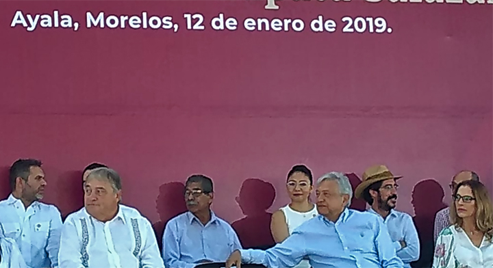 19 Al realizar la firma del Decreto, el Presidente de México, Andrés Manuel López Obrador, en compañía su esposa, Beatriz Gutiérrez Müller, y de los familiares de Emiliano Zapata,