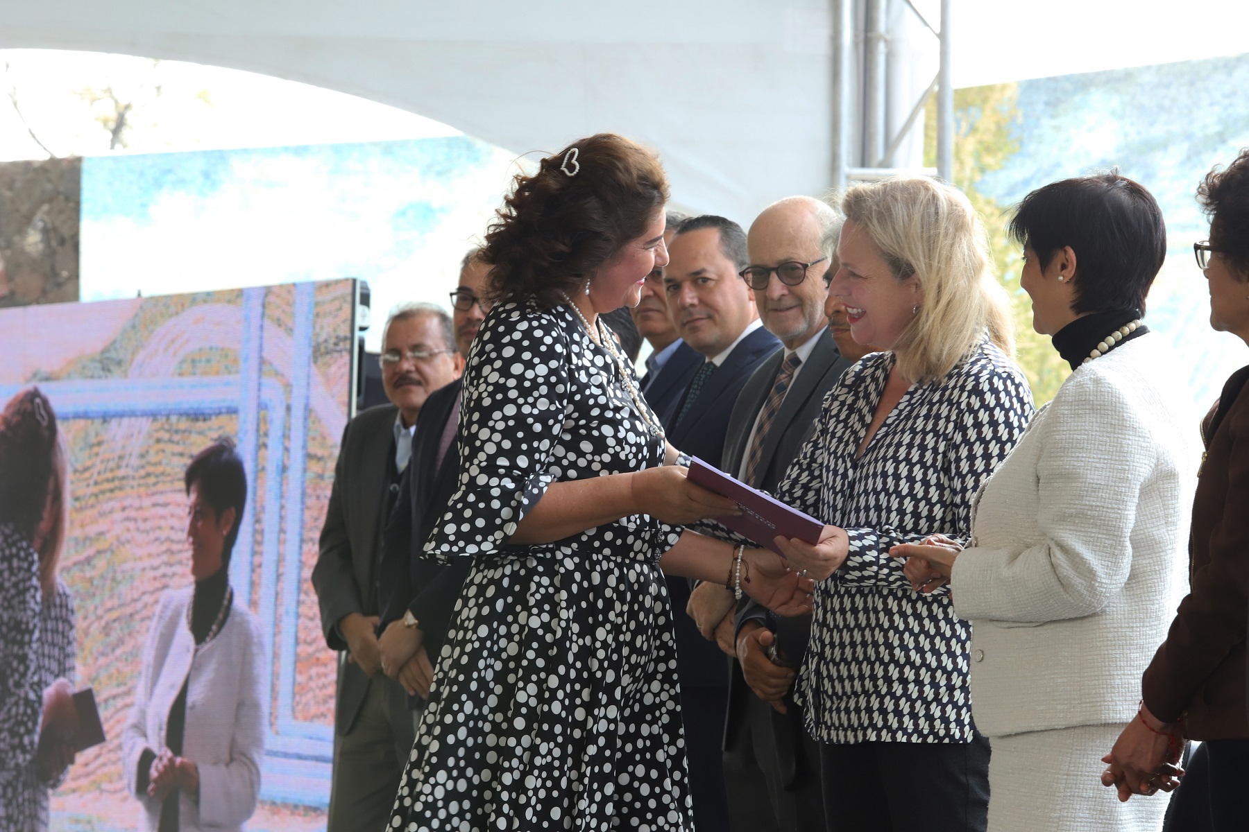Reconoce Josefa González Blanco y Blanca Jiménez Cisneros entregaron diplomas a diez trabajadores con entre 30 y 49 años de servicio público en el sector hídrico.