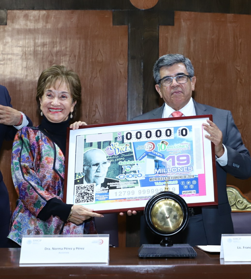 Fotografía donde posan con el billete del Sorteo de Diez, de izquierda a derecha: Norma Pérez y Pérez y Francisco Javier Ramírez Jaramillo.