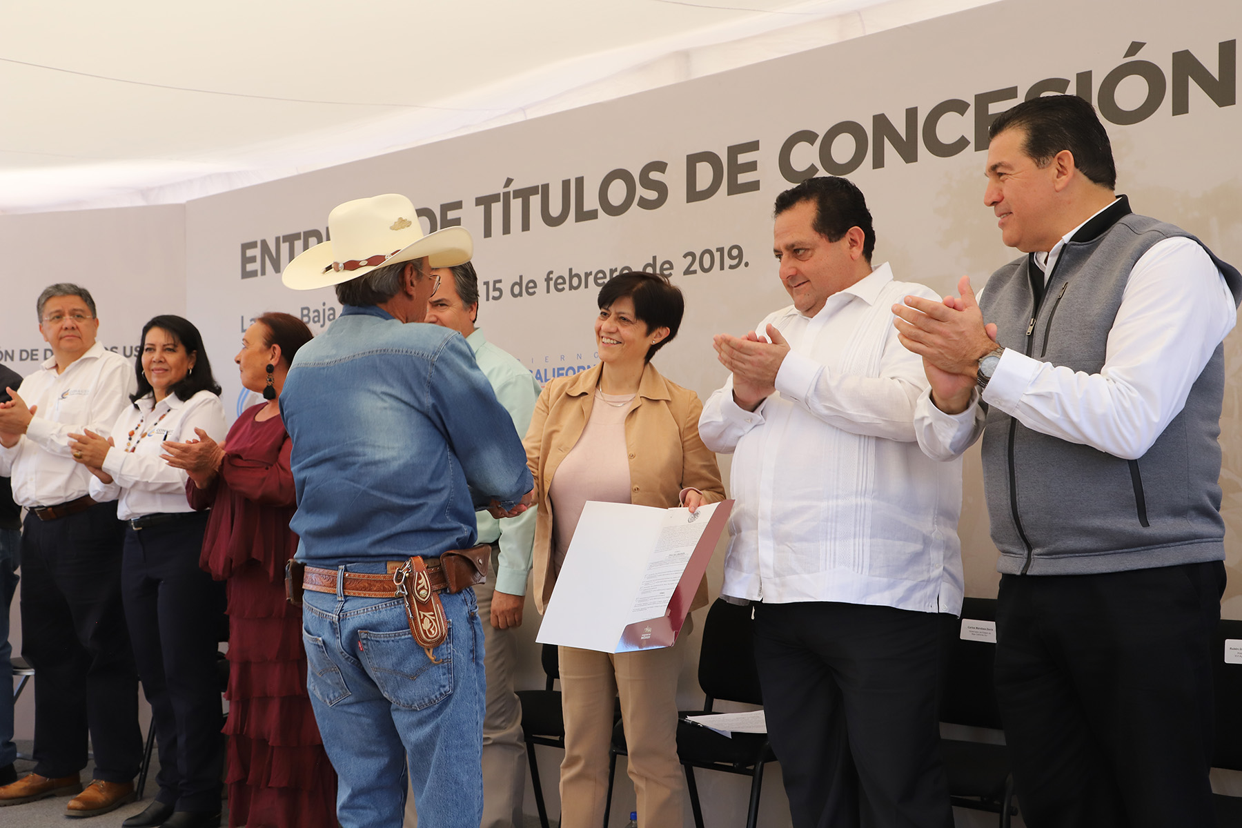 Blanca Jiménez Cisneros y Carlos Mendoza Davis entregaron títulos de concesión a usuarios de diversos usos de las aguas nacionales.