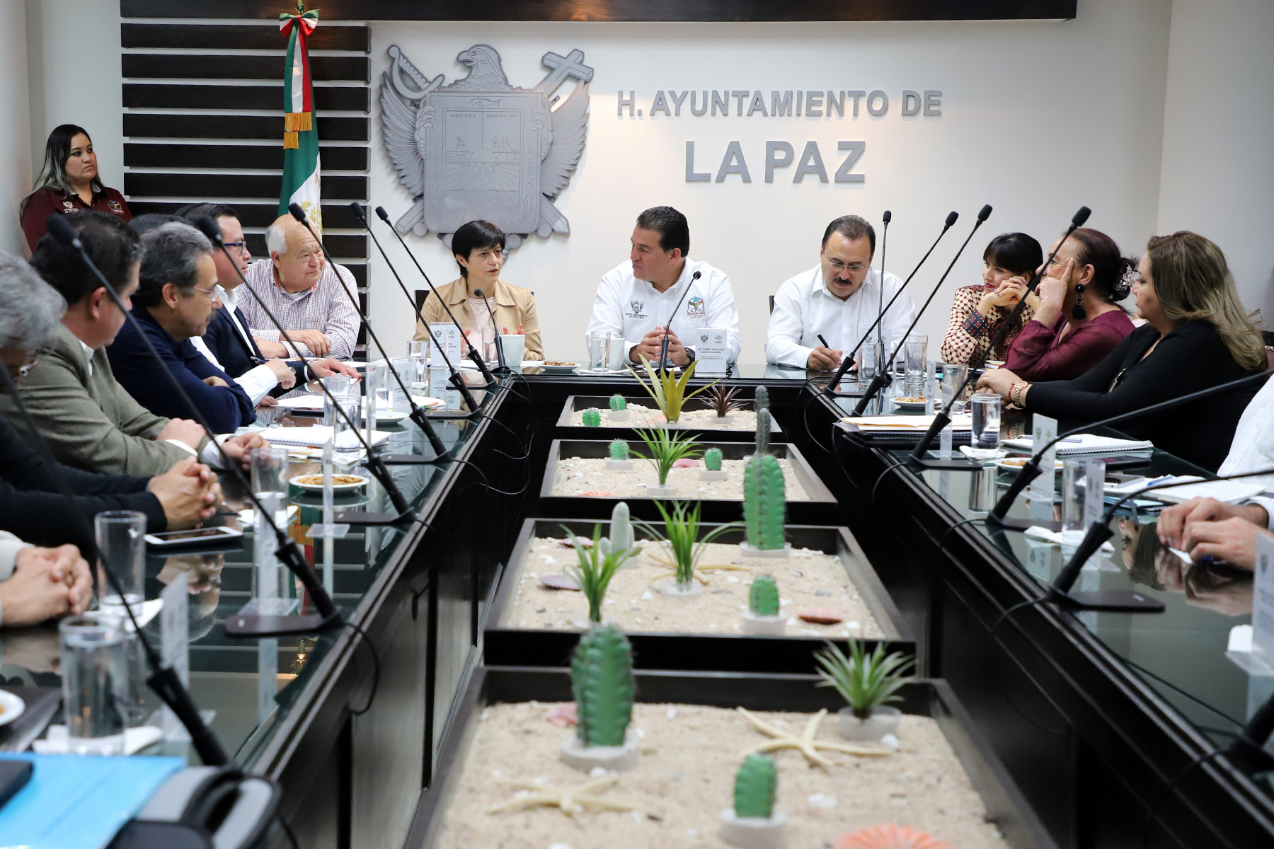 La titular de la Conagua se reunió con autoridades del municipio de La Paz para tratar diversos asuntos sobre la situación hídrica de la ciudad. 