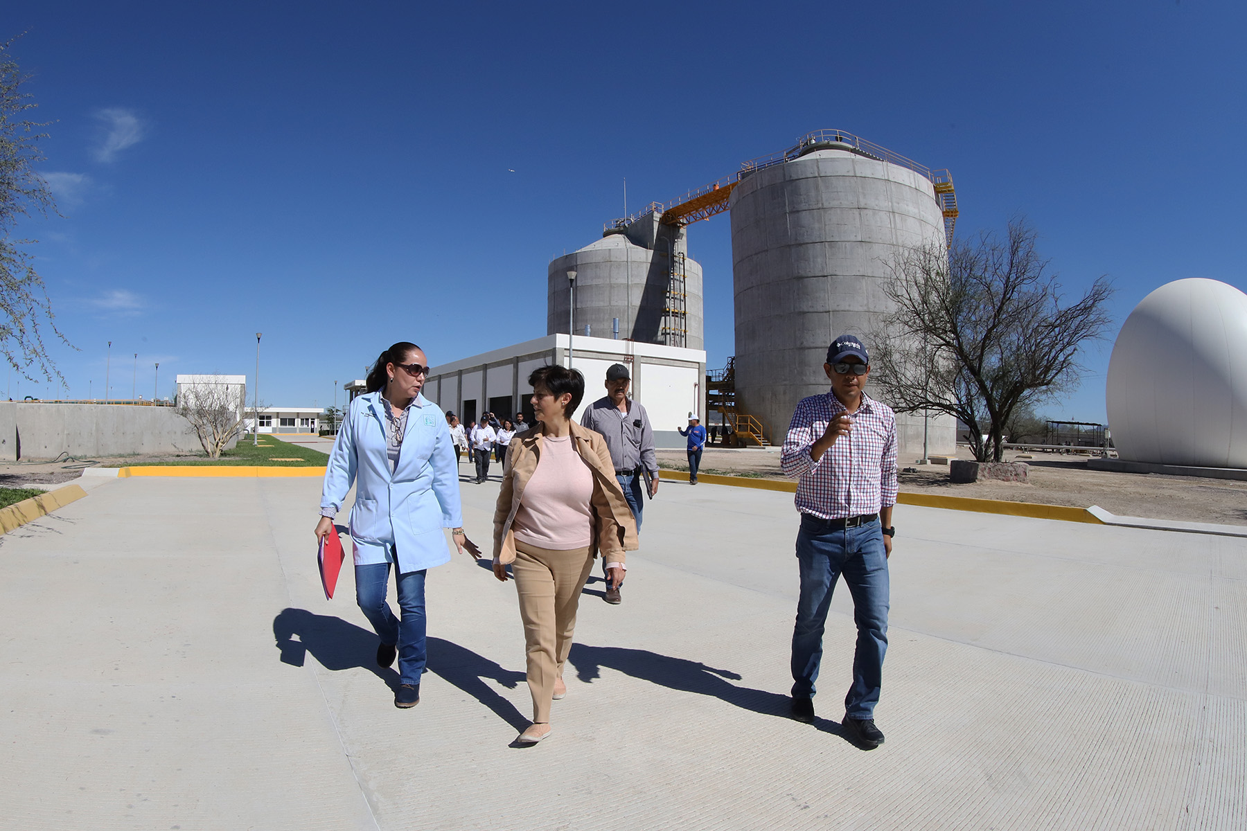 Blanca Jiménez Cisneros en recorrido por la Planta de Tratamiento de Aguas Residuales La Paz.