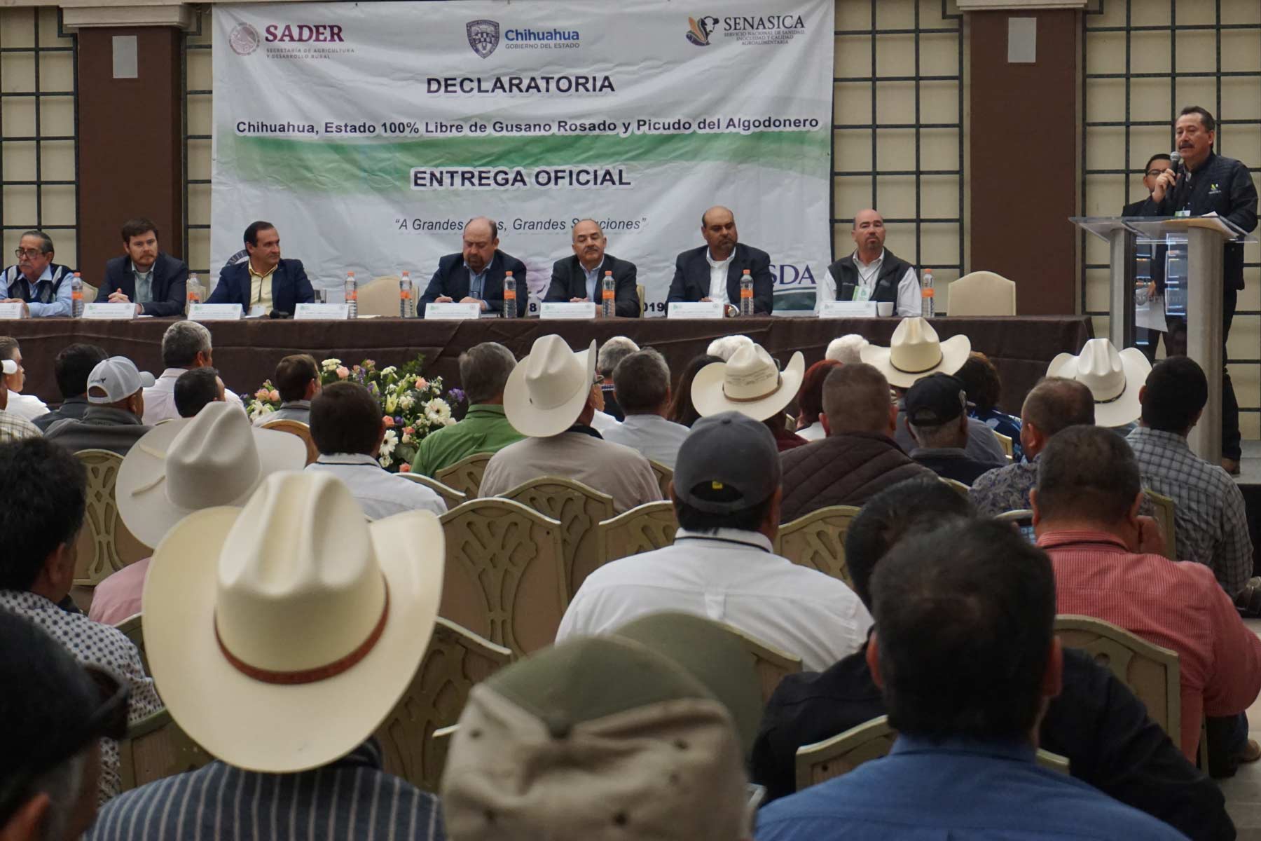 Productores y autoridades durante la entrega del reconocimiento a Chihuahua   