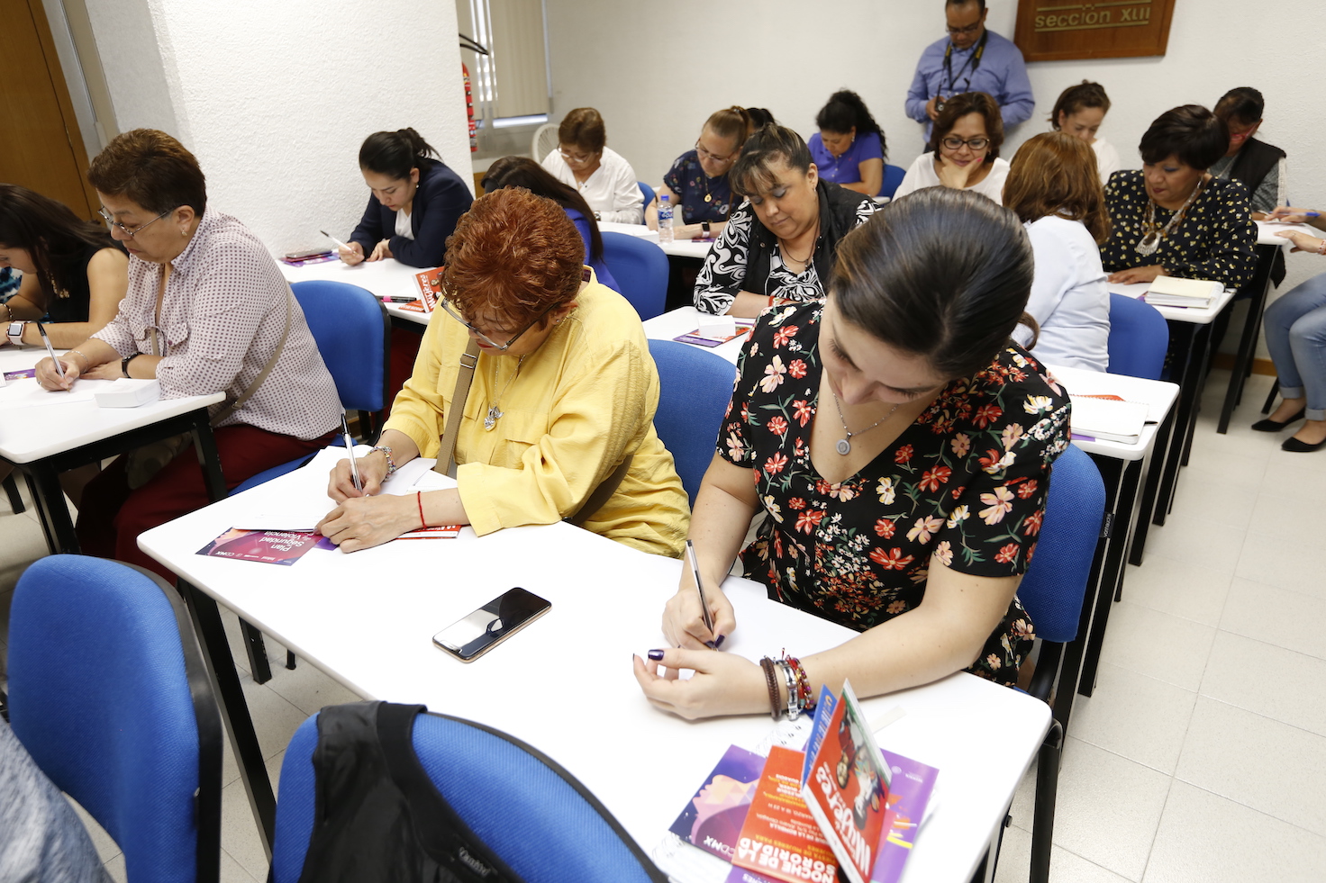 Se realizó el taller "Las mujeres de mi historia" impartido por el personal del instituto a los trabajadores del Fondo en la Ciudad de México