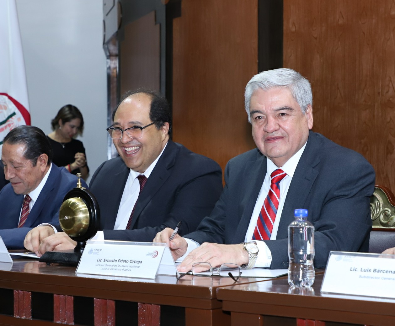 Fotografía donde se ven sentados en la mesa del presidium a Lázaro Cárdenas Batel y Ernesto Prieto Ortega, presenciando el sorteo.
