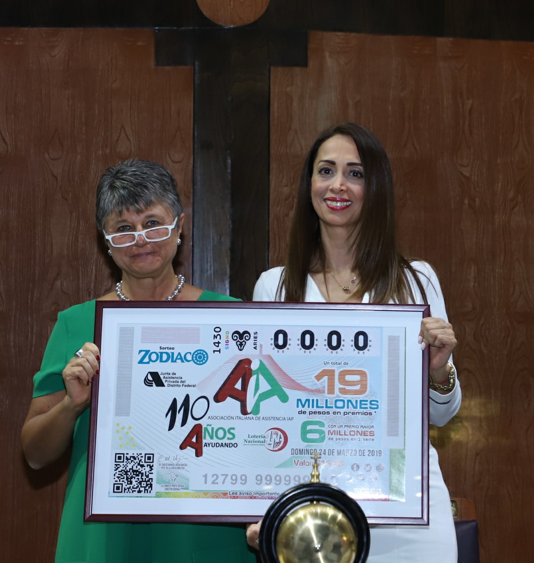 Fotografía donde posan con el billete del Sorteo Zodiaco, de izquierda a derecha: Regina Casalini y Raquel Ordóñez Ruiz.
