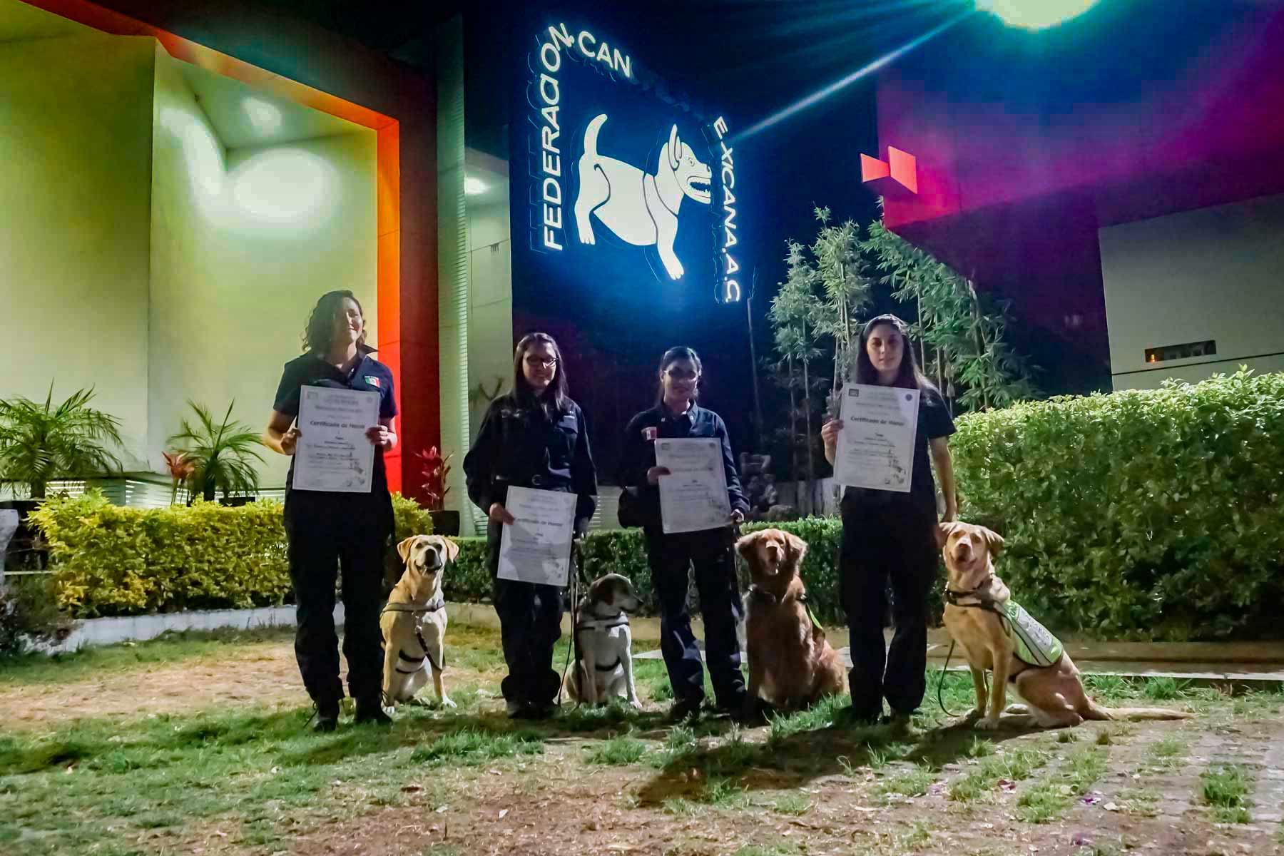 Cuatro binomios caninos del Senasica en acto de premiación de la FCM