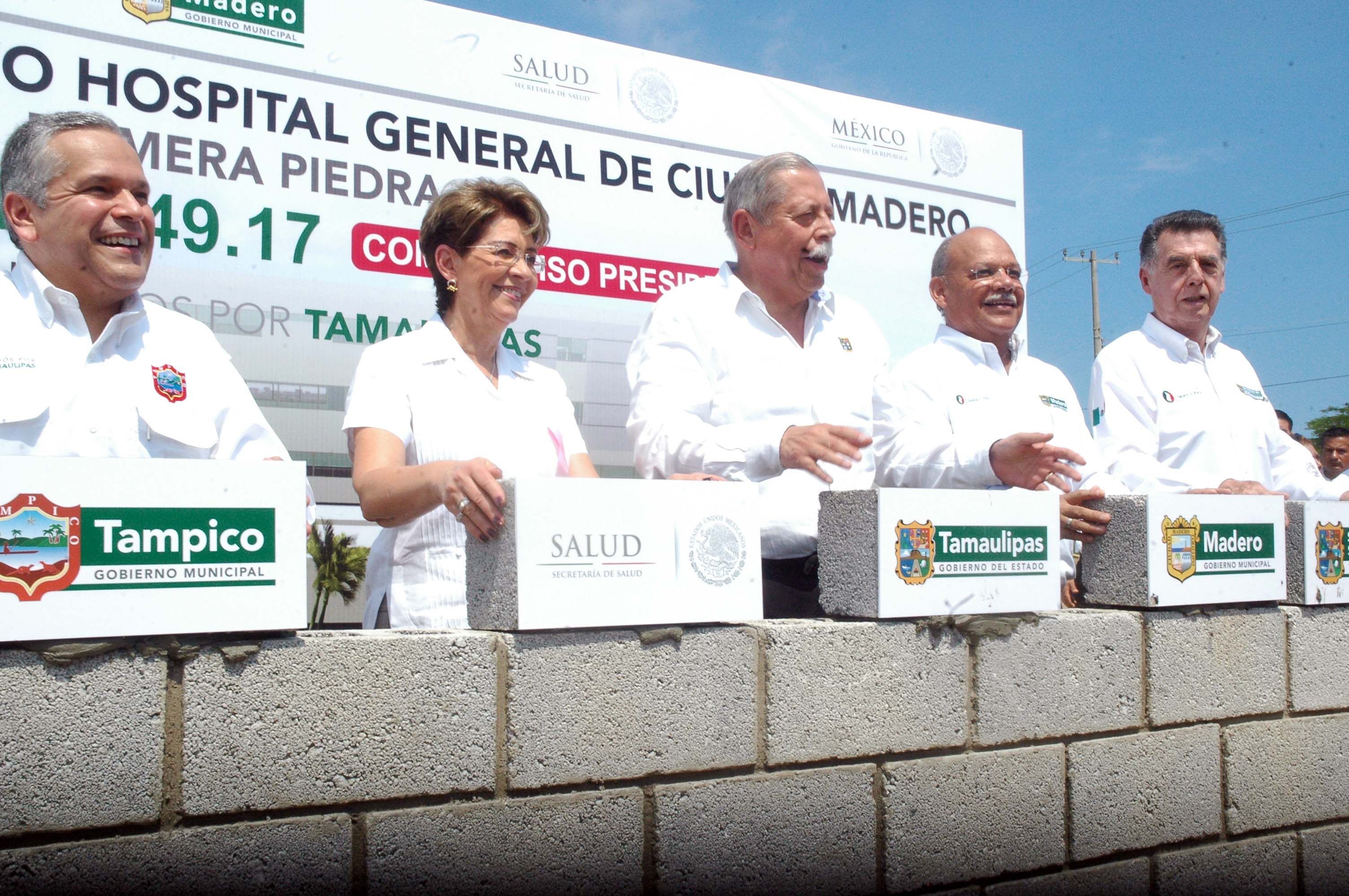 Acompañada por el gobernador de Tamaulipas, Egidio Torre Cantú, la doctora Mercedes Juan colocó la primera piedra con lo que se da inicio a la construcción del nuevo Hospital General de Ciudad Madero, Tamaulipas, que es uno de los tres centros hospitalarios que forman parte de los compromisos presidenciales.