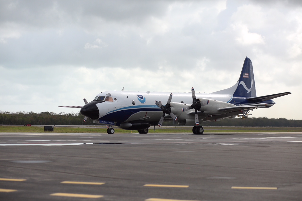 Las aeronaves del tipo Lockheed WP-3D Orion se utilizan para monitorear y estudiar los ciclones tropicales y la calidad de la atmósfera