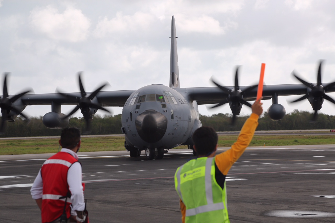 Las aeronaves del tipo C-130 Hércules pertenecientes al 53° Escuadrón de Reconocimiento Meteorológico de la Fuerza Aérea ingresan al ojo de los ciclones tropicales para recolectar información 