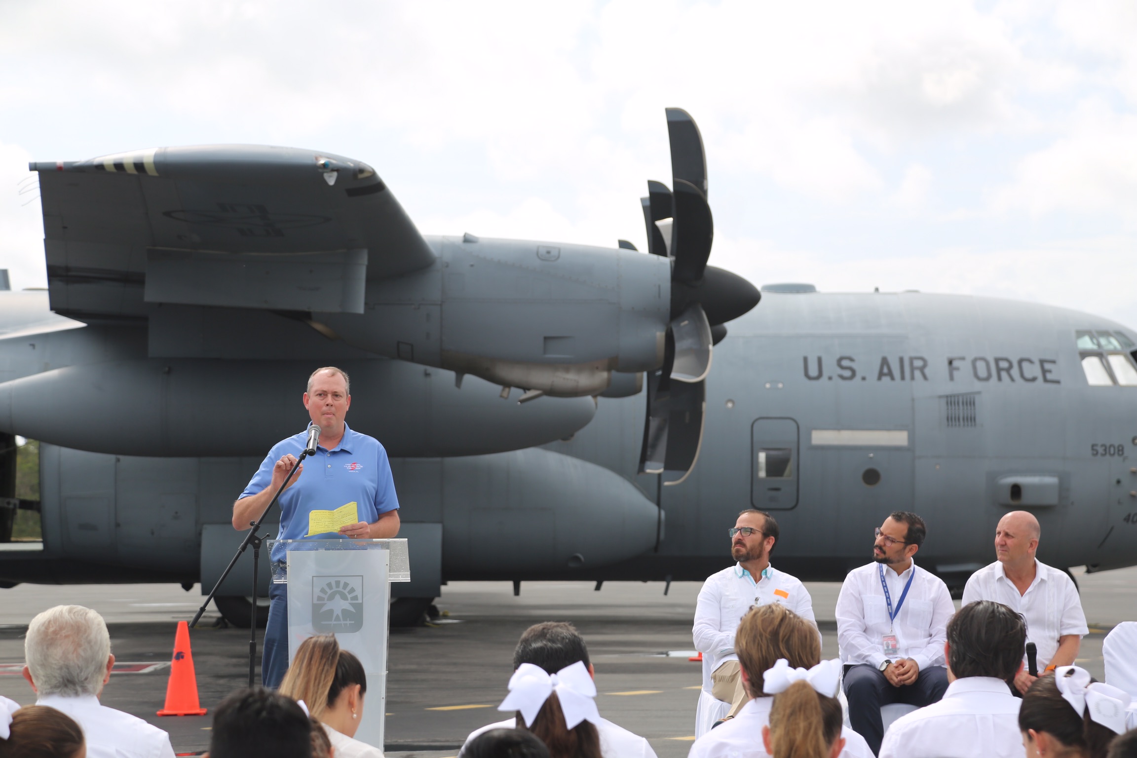 Kenneth Graham, Director del CNH, puntualizó que la visita a México de los aviones cazahuracanes forma parte de la preparación ante la próxima temporada de huracanes, lo cual es un proceso que debe ser permanente