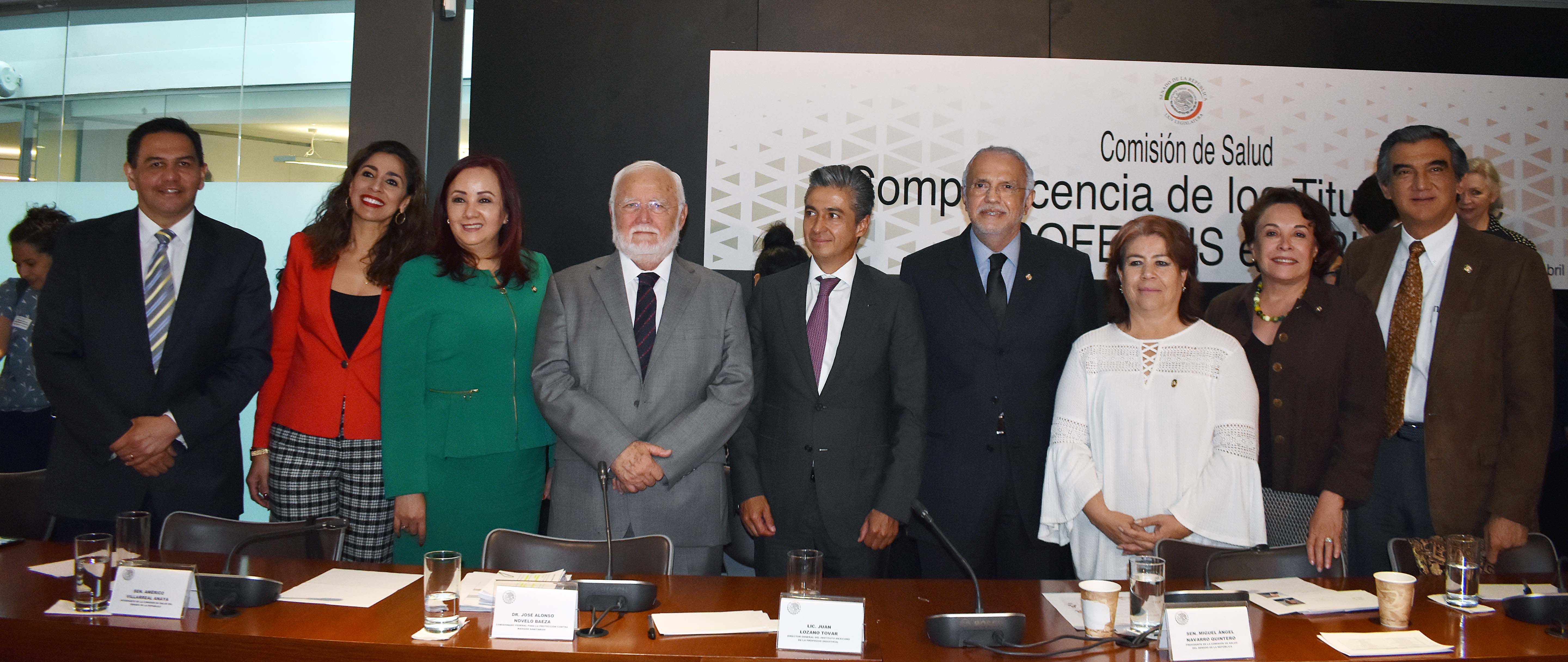 Foto grupal de los funcionarios de la Comisión Nacional de Salud y la Secretaría de Salud y Cofepris.