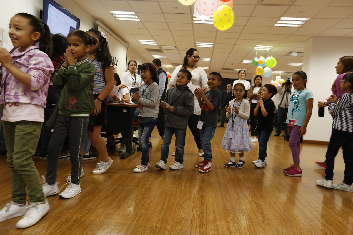 Los niños bailaron acompañados de sus padres y personal de PENSIONISSSTE 