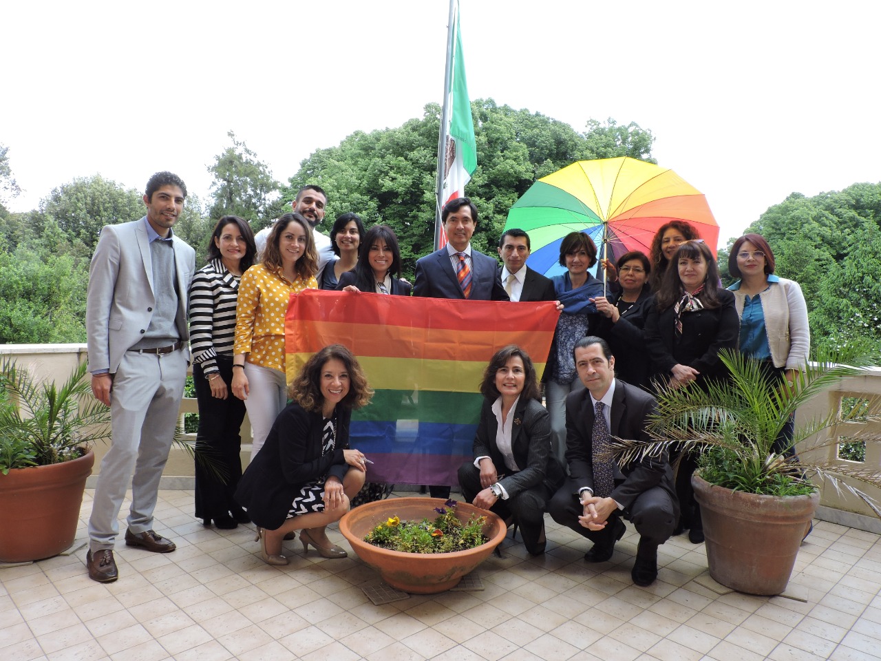/cms/uploads/image/file/498055/Foto_9._Acompa_an_embajadas_y_consulados_campa_a_en_favor_de_la_diversidad_LGBT_.jpeg