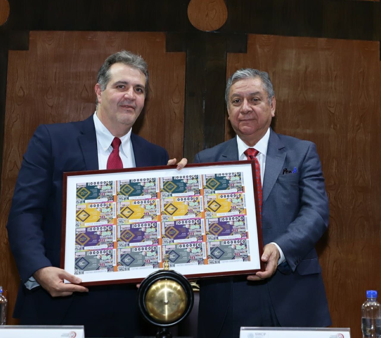 Fotografía donde posan con una ampliación del billete del sorteo, Gabriel Ángel Limón González y Luis Barcenas Vazquez