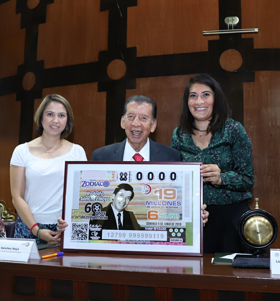 Fotografía donde posan con el billete del Sorteo Zodiaco, de izquierda a derecha: Mitzi Jocelyn Molina Ramírez, Rodolfo Sánchez Noya y María Concepción Hernández Nava.