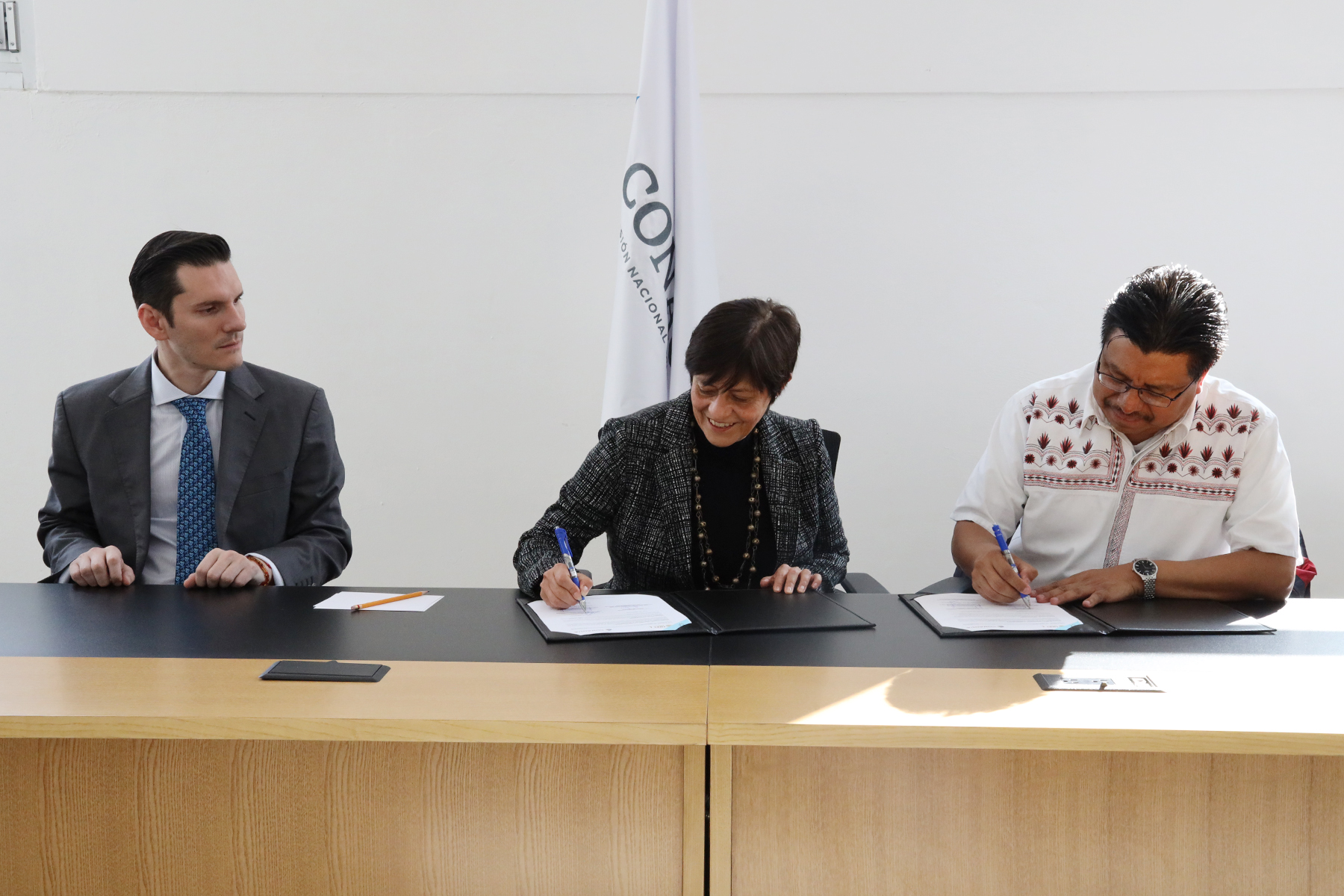 CONAGUA e INPI firman convenio para impulsar servicios de agua, drenaje y saneamiento en poblaciones indígenas y afromexicanos.
