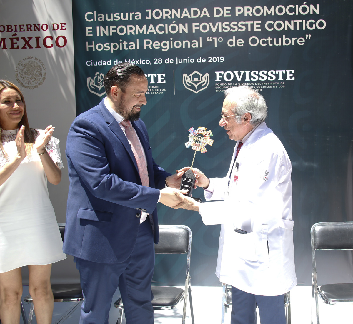 Durante el evento el Vocal Ejecutivo del Fovissste, otorgó un reconocimiento al Dr. Samuel Horta Mendoza, director general de ese centro hospitalario