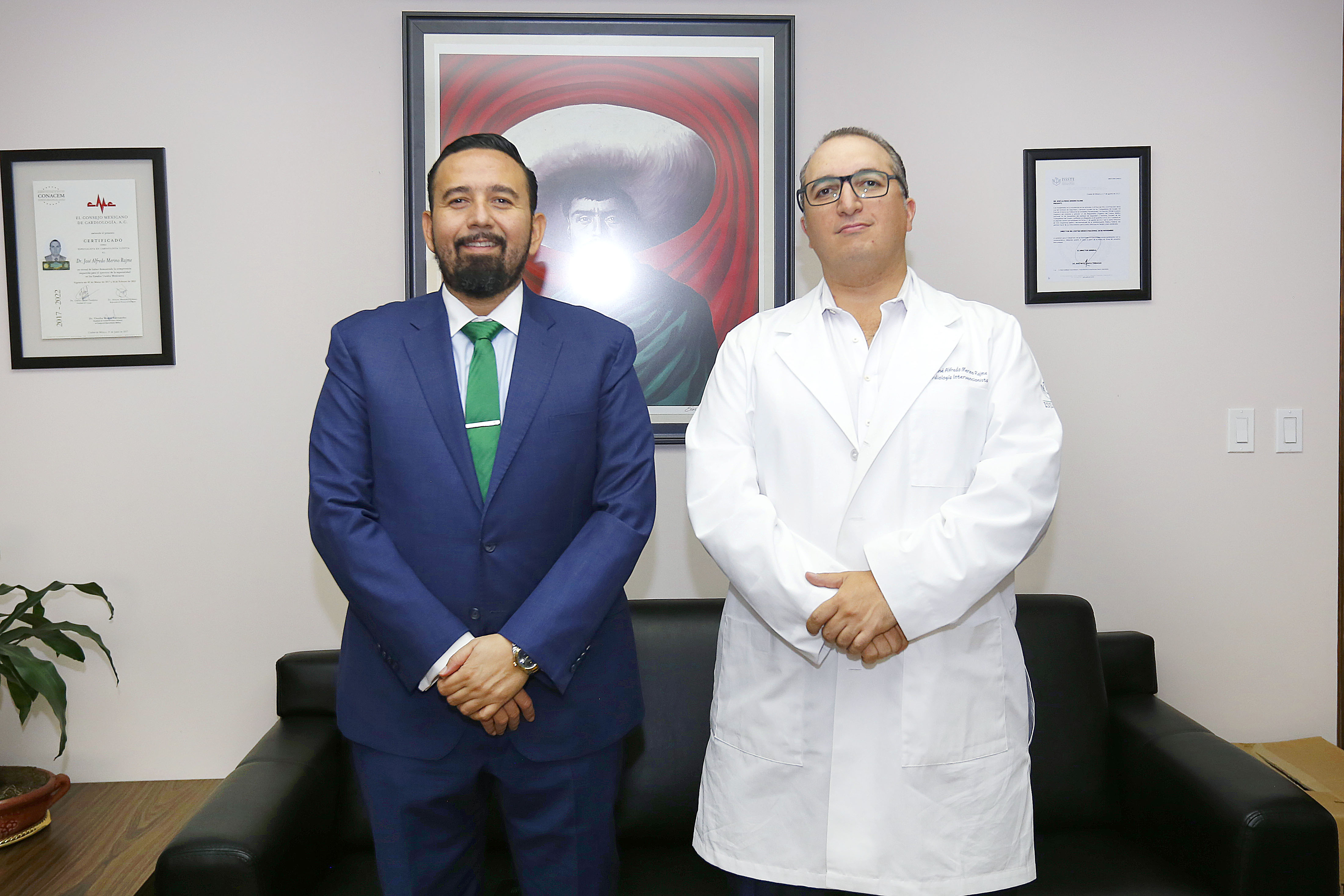 El Vocal Ejecutivo del Fovissste, Agustín Rodríguez López, junto al Dr. José Alfredo Merino Rajme, director del centro hospitalario