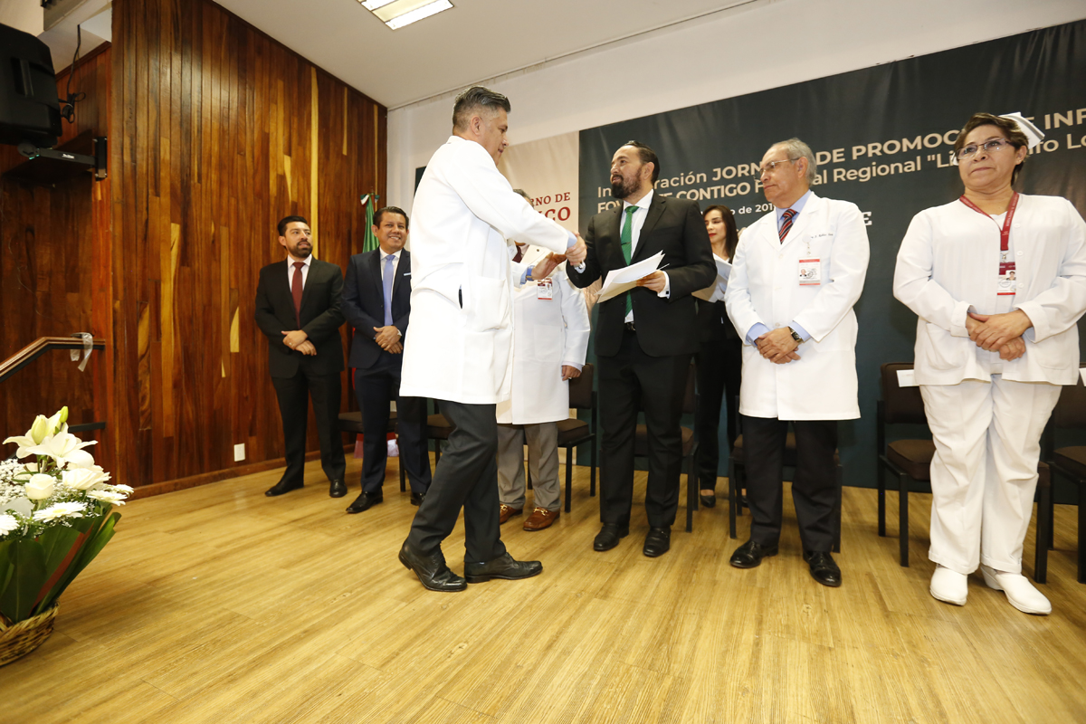 El Vocal Ejecutivo del Fovissste, Agustín Gustavo Rodríguez López, entregó de manera simbólica créditos a los trabajadores de este hospital regional