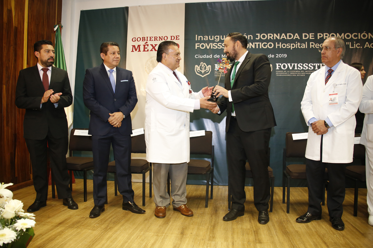 El Vocal Ejecutivo hizo entrega del reconocimiento de la vivienda  “Ollin Calli” al director del hospital, Roberto Arturo Tapia