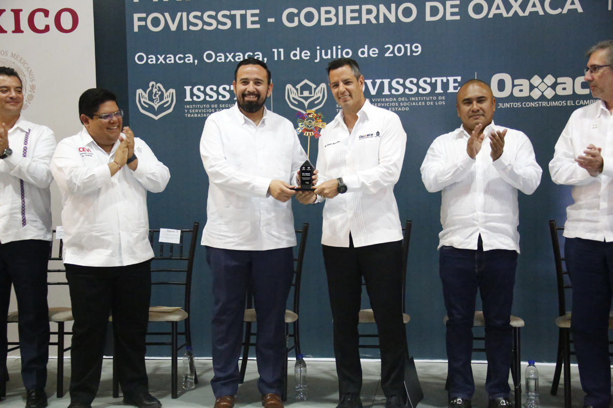 El Vocal Ejecutivo del Fovissste, hizo entrega al gobernador de Oaxaca Alejandro Murat Hinojosa el reconocimiento de la vivienda “OLLIN CALLI”