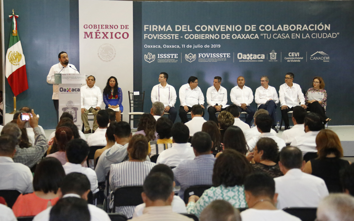 Rodríguez López, precisó que este proyecto lleva por nombre “Tu Casa en la Ciudad”, y su misión es apoyar el desarrollo económico y humano de los mexicanos, principalmente el de estados como Oaxaca que enfrentan un rezago en el sector vivienda